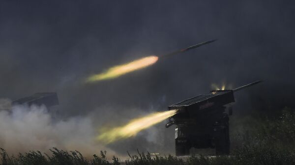 Lançadores múltiplos de foguetes Tornado-G durante exercícios militares do Exército russo - Sputnik Brasil