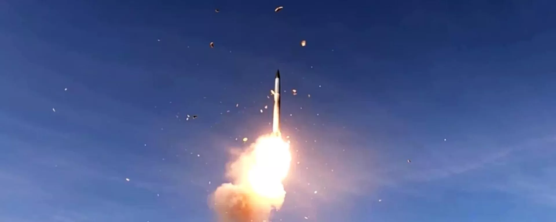 Míssil sendo lançado de sistema de defesa antiaérea S-300 Míssil sendo lançado de sistema de defesa antiaérea S-300 - Sputnik Brasil, 1920, 02.11.2025