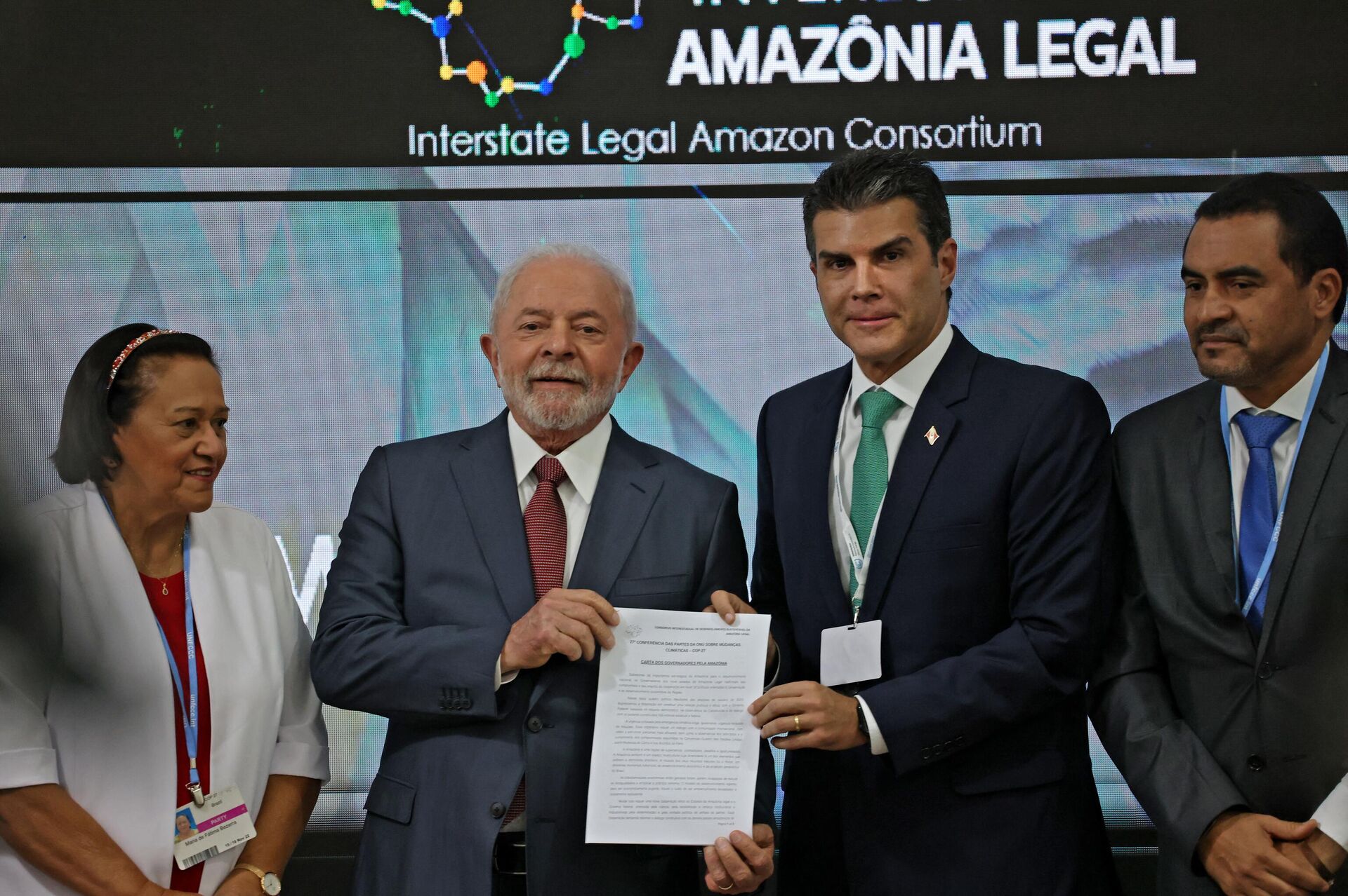 O presidente eleito do Brasil, Luiz Inácio Lula da Silva, segura um documento entre os políticos brasileiros Fátima Bezerra (E) e Helder Zahluth Barbalho (2º D) durante uma discussão sobre a Floresta Amazônica na conferência do clima COP27 na cidade turística de Mar Vermelho, no Egito Sharm el-Sheikh em 16 de novembro de 2022 - Sputnik Brasil, 1920, 18.11.2022