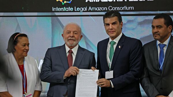 O presidente eleito do Brasil, Luiz Inácio Lula da Silva, segura um documento entre os políticos brasileiros Fátima Bezerra (E) e Helder Zahluth Barbalho (2º D) durante uma discussão sobre a Floresta Amazônica na conferência do clima COP27 na cidade turística de Mar Vermelho, no Egito Sharm el-Sheikh em 16 de novembro de 2022 - Sputnik Brasil