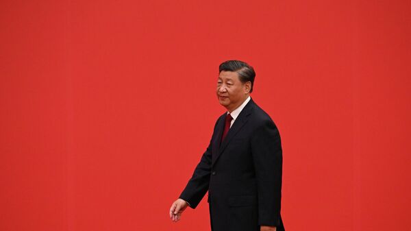 O presidente da China, Xi Jinping, caminha à frente de membros do novo Comitê Permanente do Politburo do Partido Comunista Chinês, o principal órgão decisório do país, enquanto se reúnem com a mídia no Grande Salão do Povo em Pequim, 23 de outubro de 2022 - Sputnik Brasil