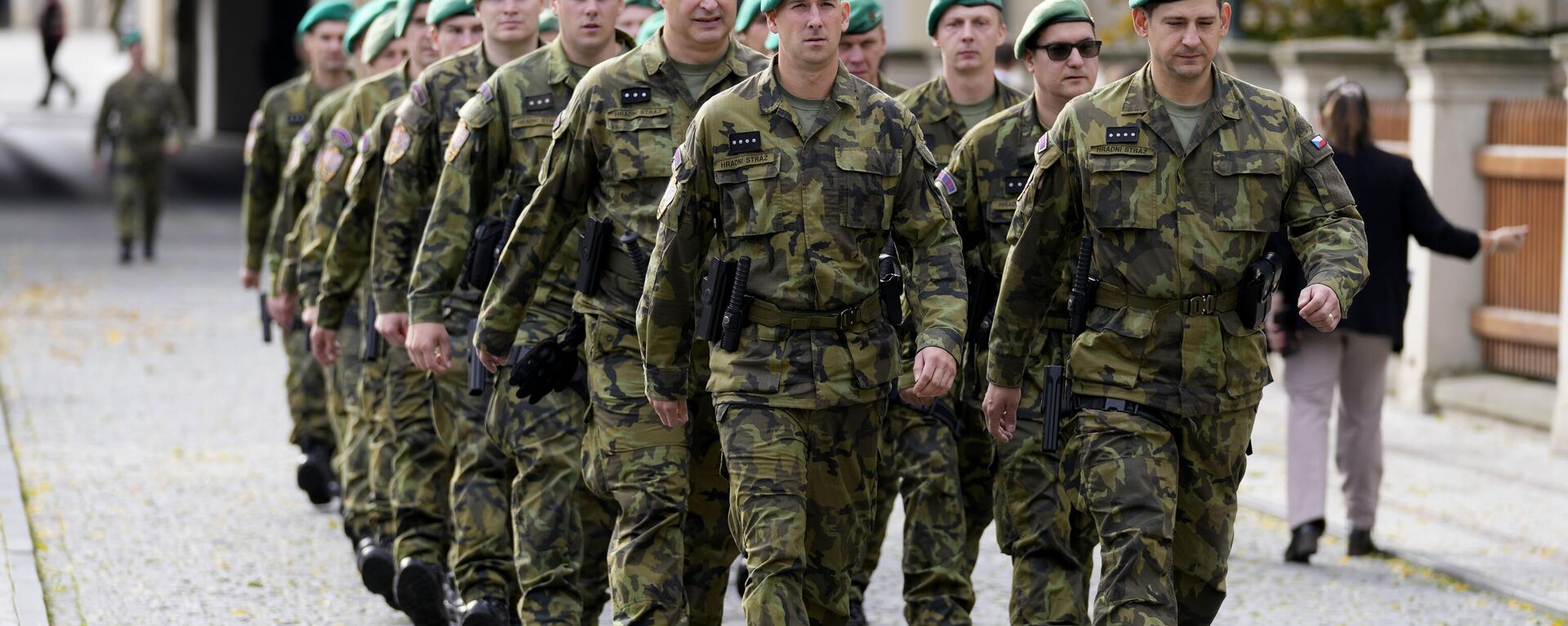 Militares marcham do lado de fora do Castelo de Praga antes de uma reunião da Comunidade Política Europeia em Praga, República Tcheca, 6 de outubro de 2022 - Sputnik Brasil, 1920, 16.11.2022