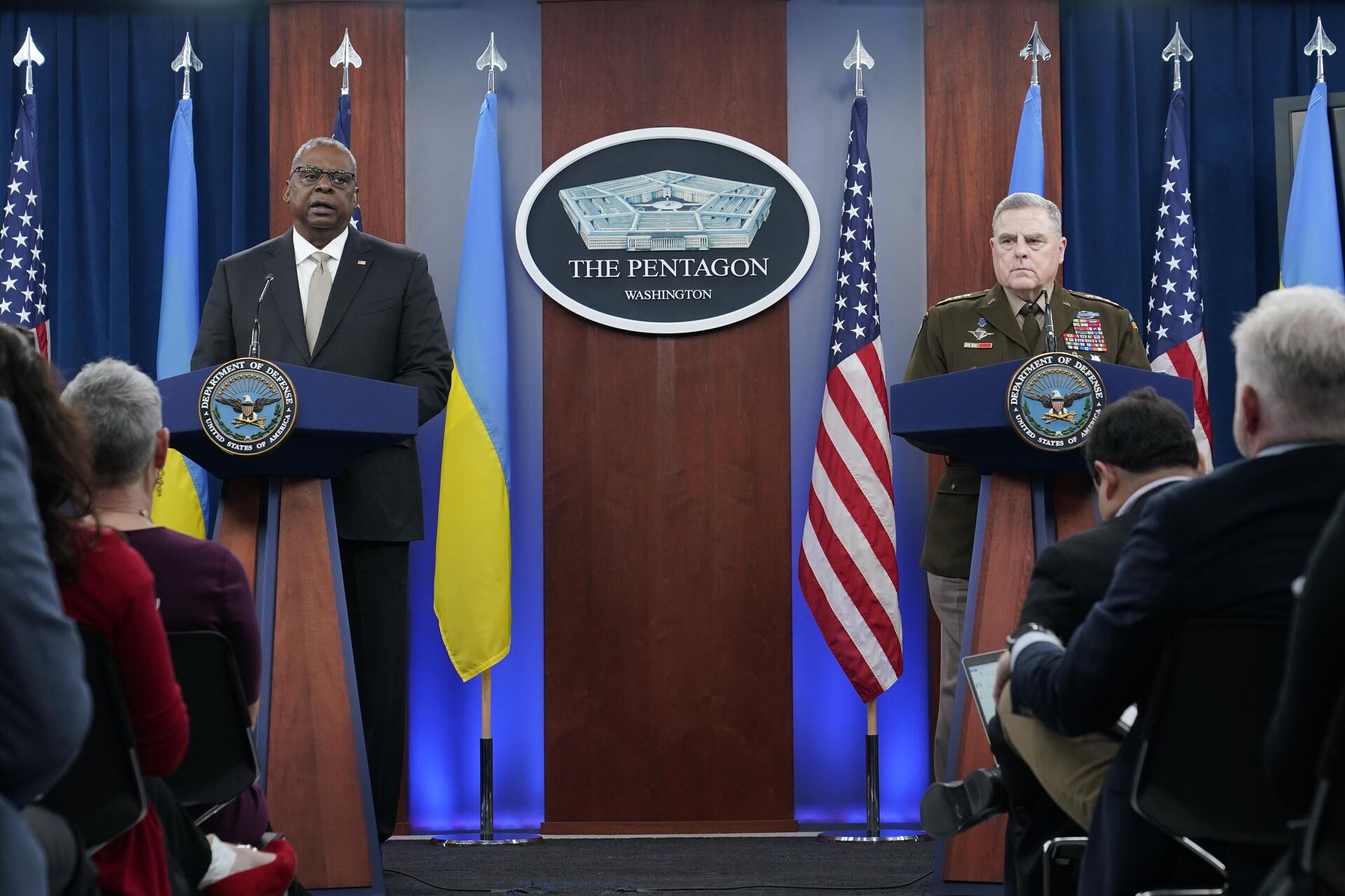 O secretário de Defesa dos EUA, Lloyd Austin (à esquerda), durante briefing com o chefe do Estado-Maior Conjunto do país, o general Mark Milley, no Pentágono, em Washington, em 16 de novembro de 2022 - Sputnik Brasil, 1920, 28.12.2022