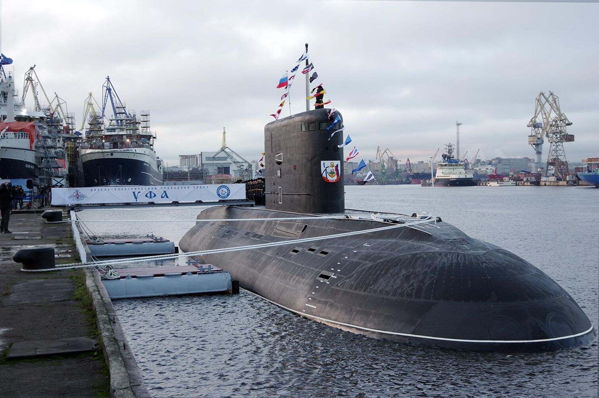 A Marinha russa acaba de receber o novo submarino de ataque diesel-elétrico Ufa do projeto 636.3, da classe Varshavianka - Sputnik Brasil, 1920, 17.11.2022