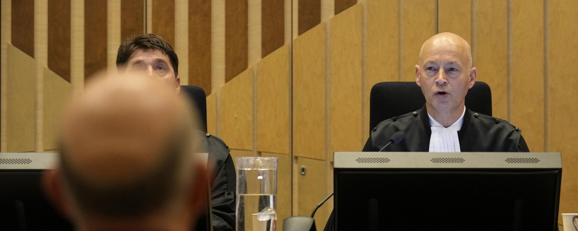 Juiz Hendrik Steenhuis fala antes de ler o veredito sobre o caso da queda do voo MH17, da Malaysia Airlines, no tribunal de alta segurança no aeroporto de Schiphol, perto de Amsterdã, Países Baixos, 17 de novembro de 2022 - Sputnik Brasil, 1920, 17.11.2022