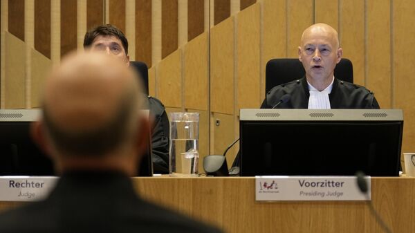 Juiz Hendrik Steenhuis fala antes de ler o veredito sobre o caso da queda do voo MH17, da Malaysia Airlines, no tribunal de alta segurança no aeroporto de Schiphol, perto de Amsterdã, Países Baixos, 17 de novembro de 2022 - Sputnik Brasil
