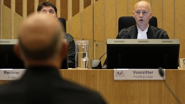 Juiz Hendrik Steenhuis fala antes de ler o veredito sobre o caso da queda do voo MH17, da Malaysia Airlines, no tribunal de alta segurança no aeroporto de Schiphol, perto de Amsterdã, Países Baixos, 17 de novembro de 2022 - Sputnik Brasil