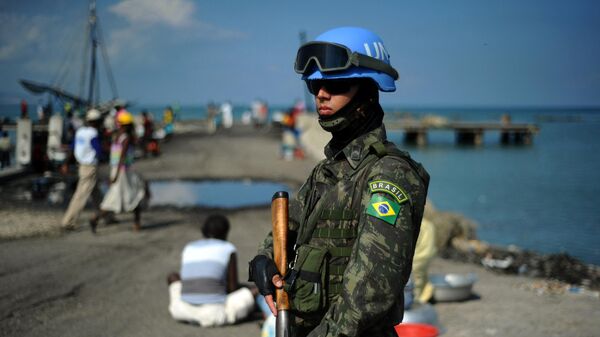 Soldado brasileiro durante da MINUSTAH faz patrulha na comunidade Cité Soleil, em Porto Príncipe, Haiti, 11 de março de 2014 - Sputnik Brasil
