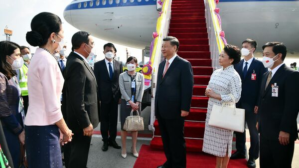 O primeiro-ministro da Tailândia, Prayuth Chan-ocha, e sua esposa Naraporn Chan-ocha, dão as boas-vindas ao presidente chinês Xi Jinping, ao centro, e sua esposa Peng Liyuan ao chegarem ao Aeroporto Internacional de Suvarnabhumi, 17 de novembro de 2022 - Sputnik Brasil