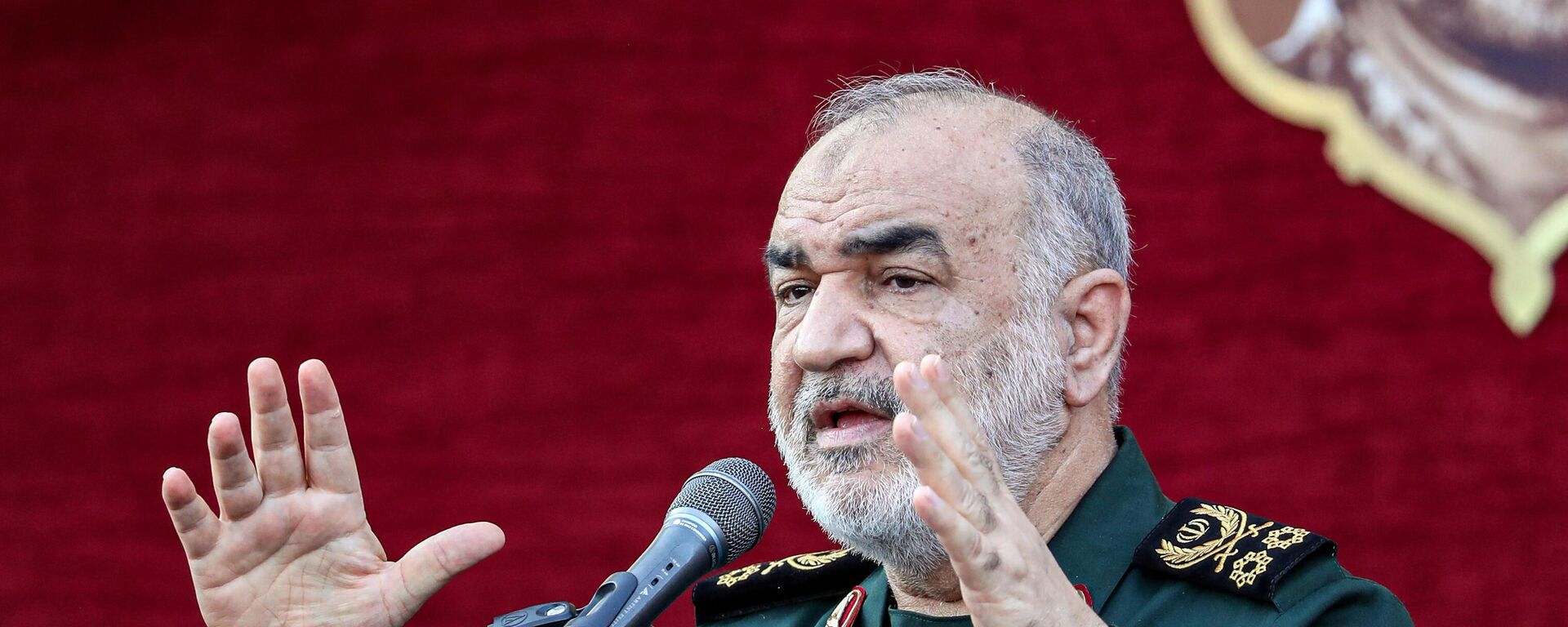 Hossein Salami, comandante-em-chefe do Corpo de Guardiões da Revolução Islâmica (IRGC, na sigla em inglês) iraniano, fala durante cerimônia fúnebre comemorando a morte de militares iranianos em Teerã, Irã, 4 de agosto de 2022 - Sputnik Brasil, 1920, 17.11.2022