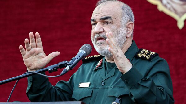 Hossein Salami, comandante-em-chefe do Corpo de Guardiões da Revolução Islâmica (IRGC, na sigla em inglês) iraniano, fala durante cerimônia fúnebre comemorando a morte de militares iranianos em Teerã, Irã, 4 de agosto de 2022 - Sputnik Brasil
