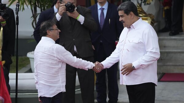 O presidente da Colômbia, Gustavo Petro, aperta a mão do presidente da Venezuela, Nicolás Maduro, em Caracas, em 1º de novembro de 2022 - Sputnik Brasil