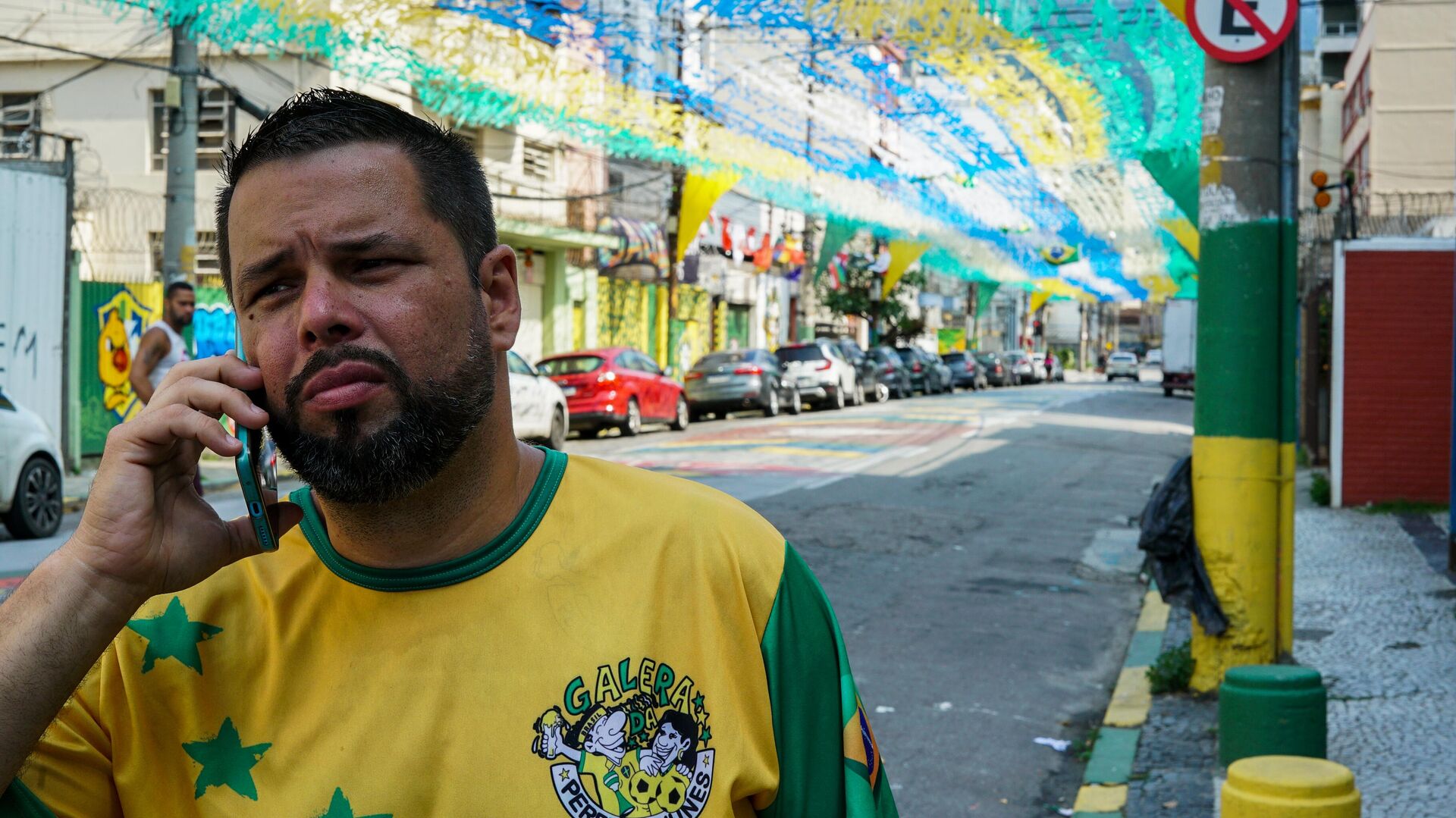 O empresário Celso Mendes fala ao telefone na rua Pereira Nunes, no Rio de Janeiro (RJ). Brasil, 10 de novembro de 2022 - Sputnik Brasil, 1920, 18.11.2022