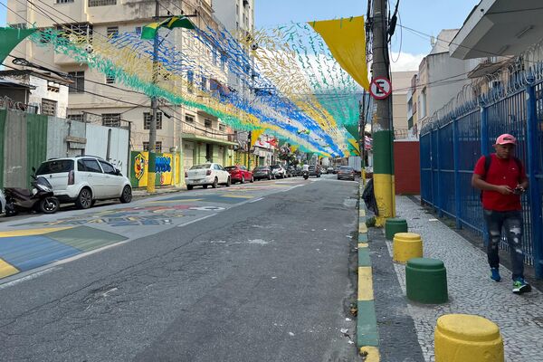 A rua Pereira Nunes, no Rio de Janeiro (RJ), enfeitada para a Copa do Mundo de 2022. Brasil, 10 de novembro de 2022 - Sputnik Brasil