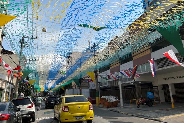 A rua Pereira Nunes, no Rio de Janeiro (RJ), enfeitada para a Copa do Mundo de 2022. Brasil, 10 de novembro de 2022 - Sputnik Brasil