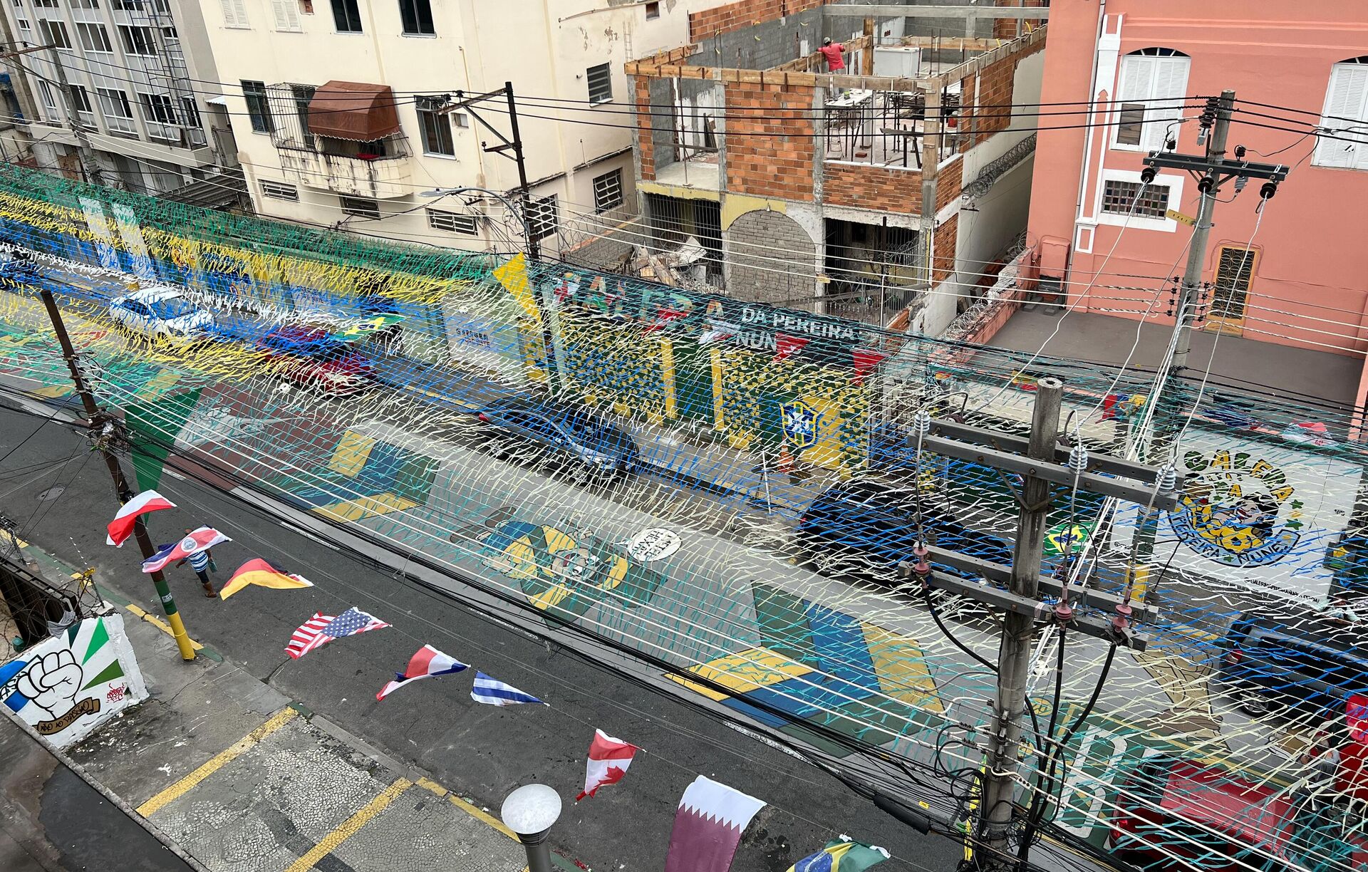 A rua Pereira Nunes, no Rio de Janeiro (RJ), enfeitada para a Copa do Mundo de 2022. Brasil, 10 de novembro de 2022 - Sputnik Brasil, 1920, 18.11.2022