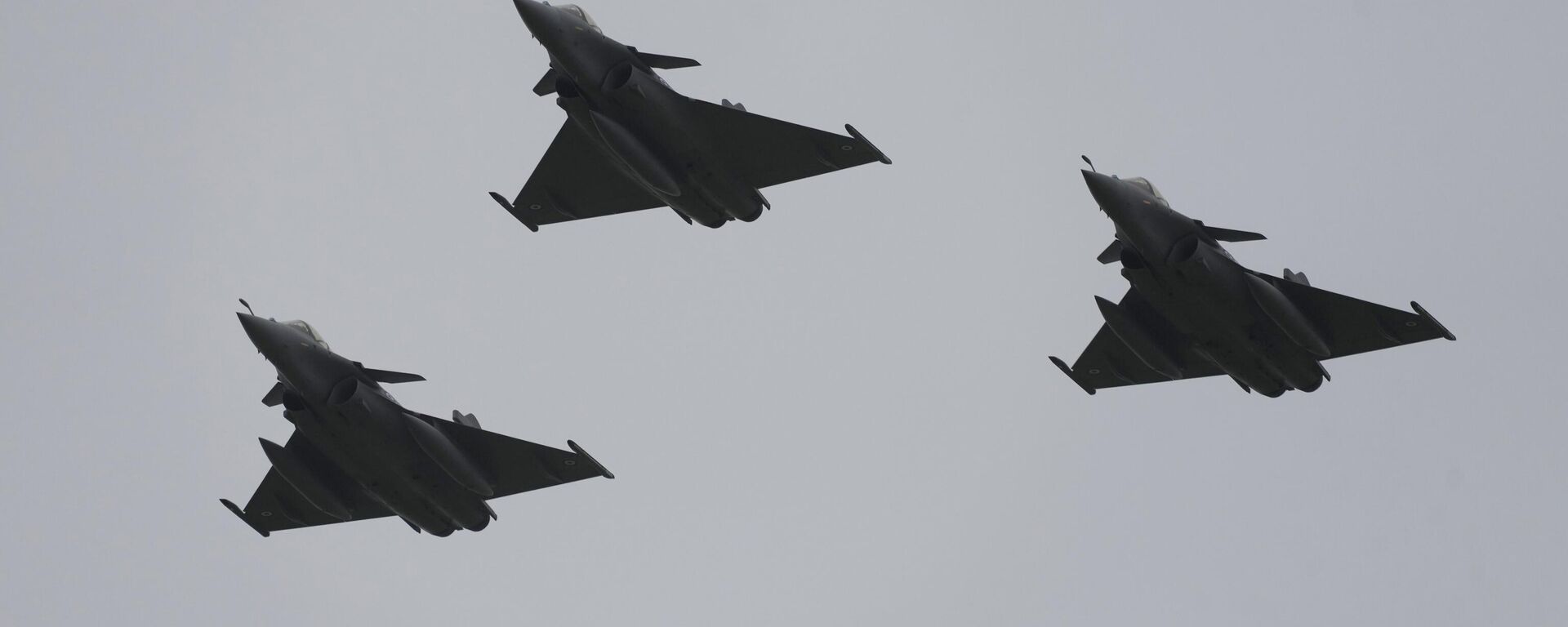 Caças Rafale sobrevoam a base aérea de Andravida, cerca de 279 quilômetros (174 milhas) a sudoeste de Atenas, 1º de abril de 2022 - Sputnik Brasil, 1920, 18.11.2022