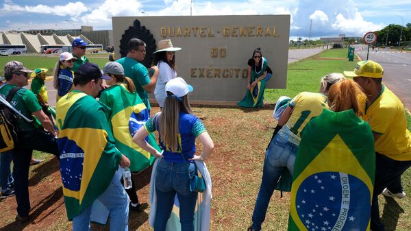Apoiadores do presidente Jair Bolsonaro (PL) realizam ato em frente ao Quartel-General do Exército. Brasília, 15 de novembro de 2022 - Sputnik Brasil