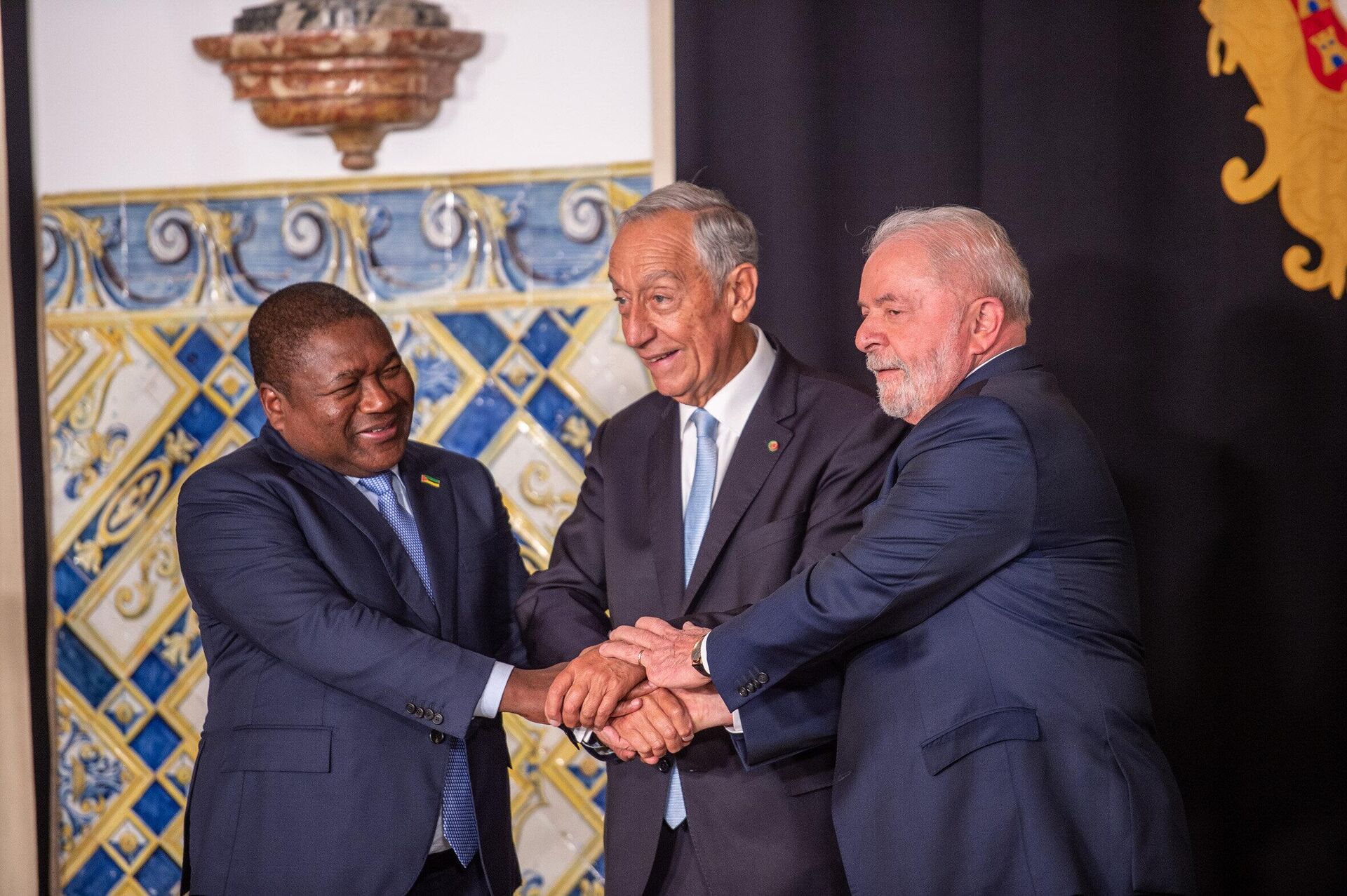 O presidente de Portugal, Marcelo Rebelo de Souza, se reúne com o presidente eleito do Brasil, Lula (PT), e com o presidente de Moçambique, Filipe Nyusi, no Palácio de Belém, em Lisboa, 18 de novembro de 2022 - Sputnik Brasil, 1920, 18.11.2022