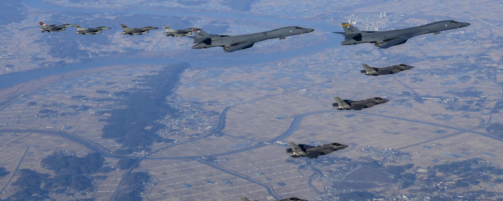 Dois bombardeiros B-1B e quatro caças F-16 americanos, e quatro caças F-16 sul-coreanos, durante exercício aéreo Vigilant Storm, na Coreia do Sul, 5 de novembro de 2022 - Sputnik Brasil, 1920, 13.04.2023