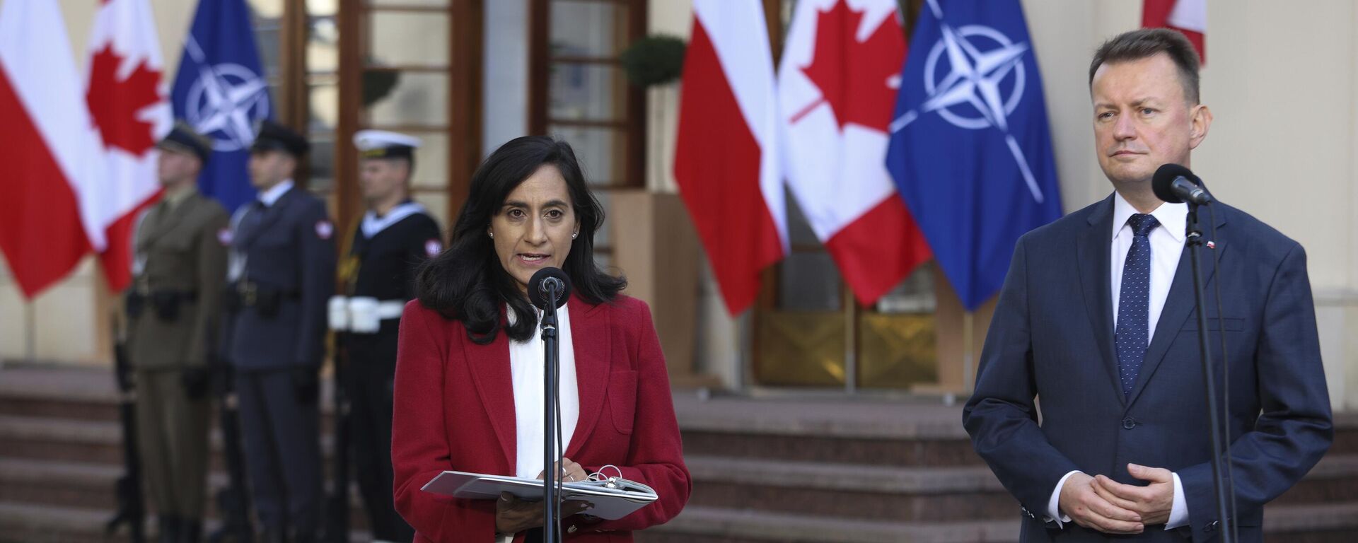 O ministro da Defesa da Polônia, Mariusz Blaszczak, à direita, e a ministra da Defesa Nacional do Canadá, Anita Anand, à esquerda, participam de uma coletiva de imprensa conjunta em Varsóvia, Polônia, 11 de outubro de 2022 - Sputnik Brasil, 1920, 03.02.2023