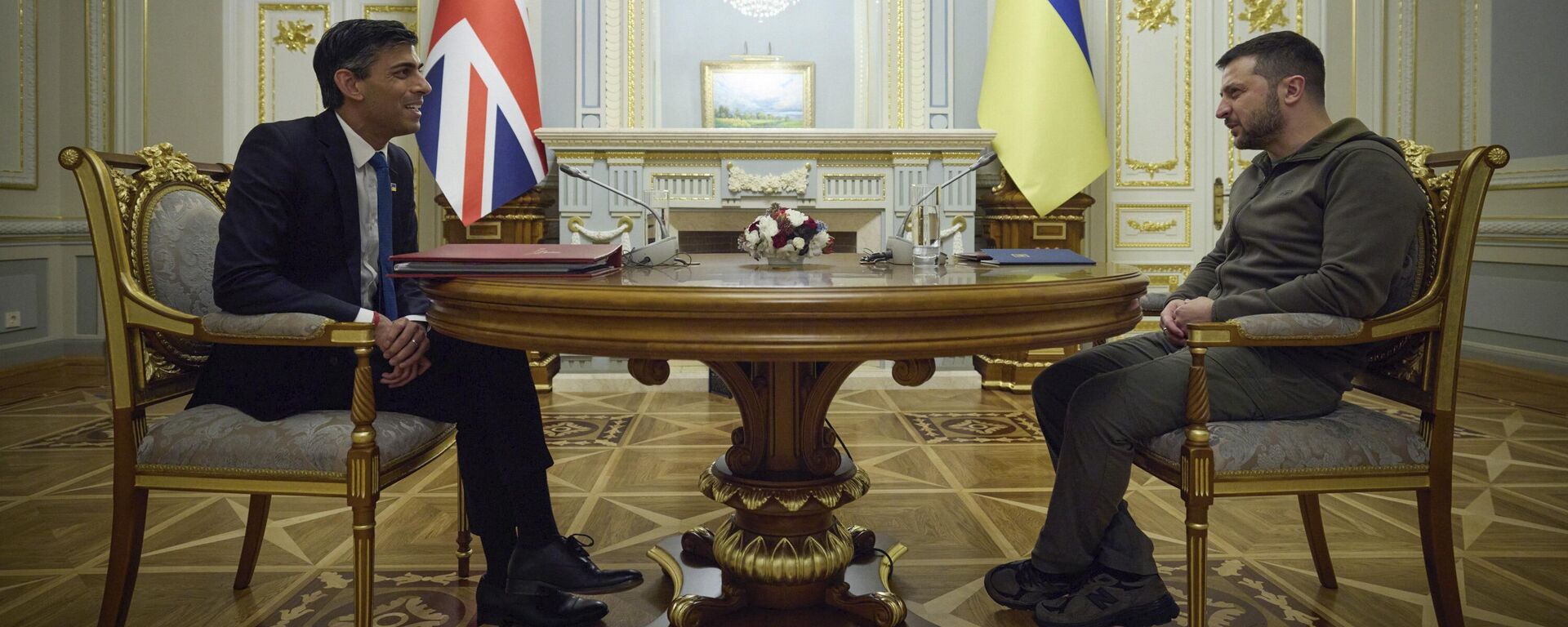 Nesta foto fornecida pela Assessoria de Imprensa Presidencial Ucraniana, o presidente ucraniano Vladimir Zelensky, à direita, fala com o primeiro-ministro britânico, Rishi Sunak, durante sua reunião em Kyiv, Ucrânia, 19 de novembro de 2022 - Sputnik Brasil, 1920, 19.11.2022