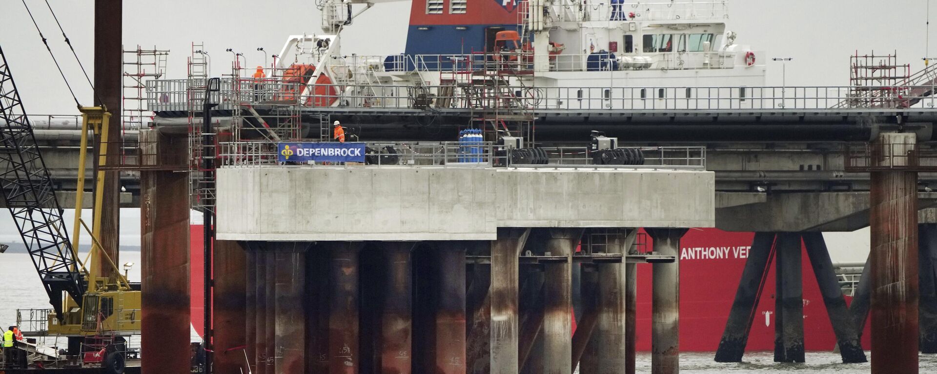 Barco policial passa por canteiro de obras do terminal de gás natural liquefeito Uniper em Wilhelmshaven, Alemanha, 15 de novembro de 2022 - Sputnik Brasil, 1920, 13.04.2024
