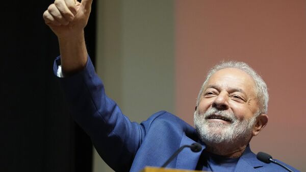 Então presidente eleito do Brasil, Luiz Inácio Lula da Silva gesticula para apoiadores enquanto se dirige a emigrantes brasileiros em auditório em Lisboa. Portugal, 19 de novembro de 2022 (foto de arquivo) - Sputnik Brasil