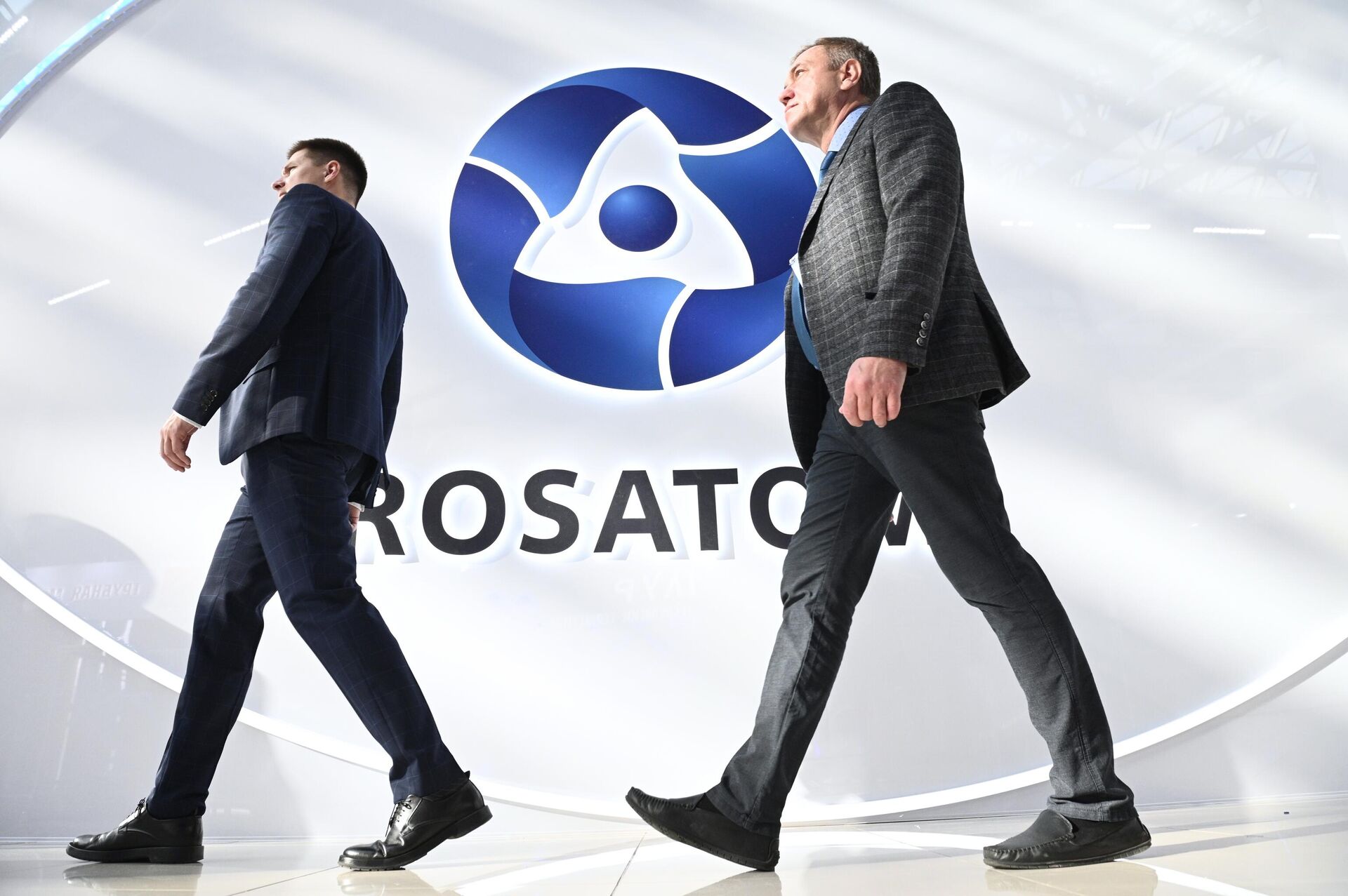 Participantes passam pelo estande da empresa estatal russa Rosatom, no Fórum Internacional AtomExpo, Sochi, Rússia, 21 de novembro de 2022 - Sputnik Brasil, 1920, 13.12.2022