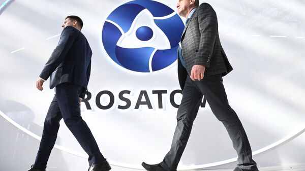 Participantes passam pelo estande da empresa estatal russa Rosatom, no Fórum Internacional AtomExpo, Sochi, Rússia, 21 de novembro de 2022 - Sputnik Brasil