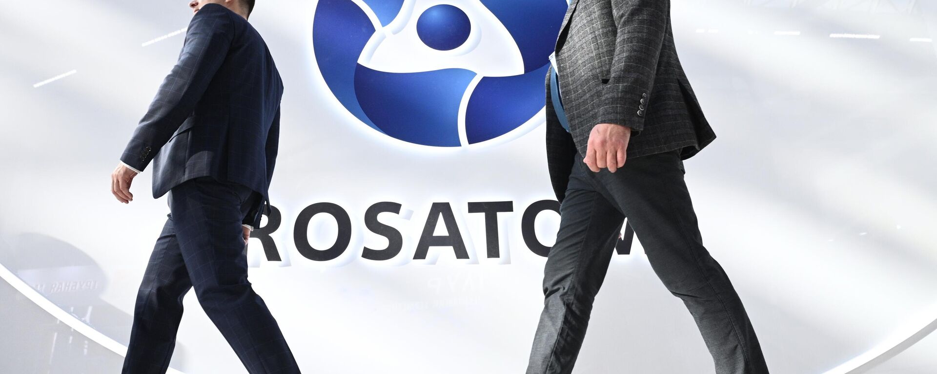 Participantes passam pelo estande da empresa estatal russa Rosatom, no Fórum Internacional AtomExpo, Sochi, Rússia, 21 de novembro de 2022 - Sputnik Brasil, 1920, 06.07.2025