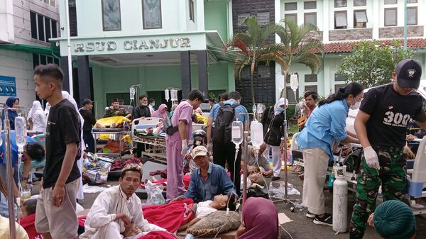 Sobreviventes recebem tratamento médico fora de hospital em Cianjur, após terremoto atingir a província de Java Ocidental, na Indonésia, em 21 de novembro de 2022 - Sputnik Brasil