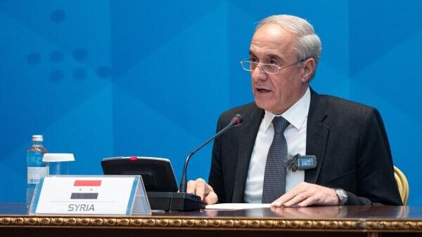 O vice-ministro das Relações Exteriores da Síria, Ayman Susan, fala durante as negociações no formato Astana na reunião internacional sobre a Síria, em Astana, Cazaquistão, 16 de junho de 2022 - Sputnik Brasil
