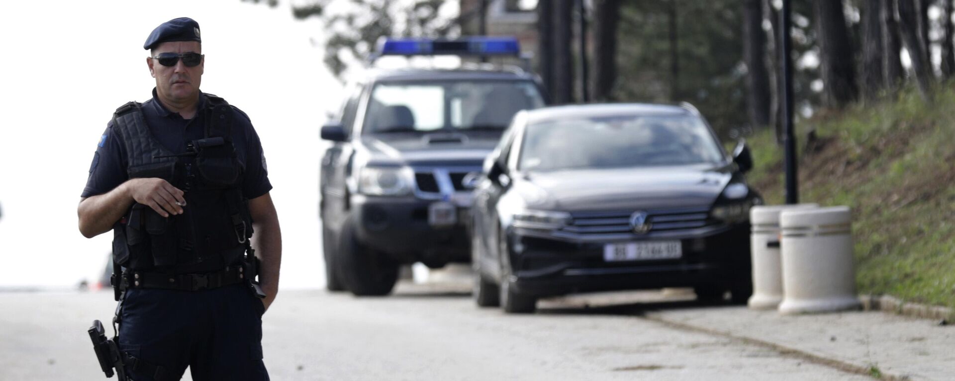 Policial kosovar de guarda durante visita de Ana Brnabic, primeira-ministra da Sérvia, ao vilarejo de Mitrovica, Kosovo, 5 de setembro de 2022 - Sputnik Brasil, 1920, 24.11.2022