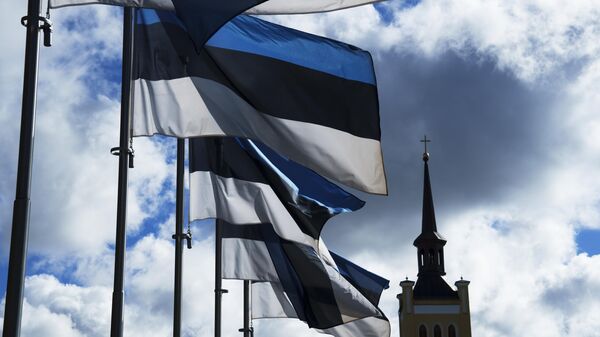 Bandeiras nacionais da Estônia tremulam ao vento na Praça da Liberdade com a Igreja de São João, bem ao fundo, em Tallinn. Estônia, 1º de setembro de 2022 - Sputnik Brasil