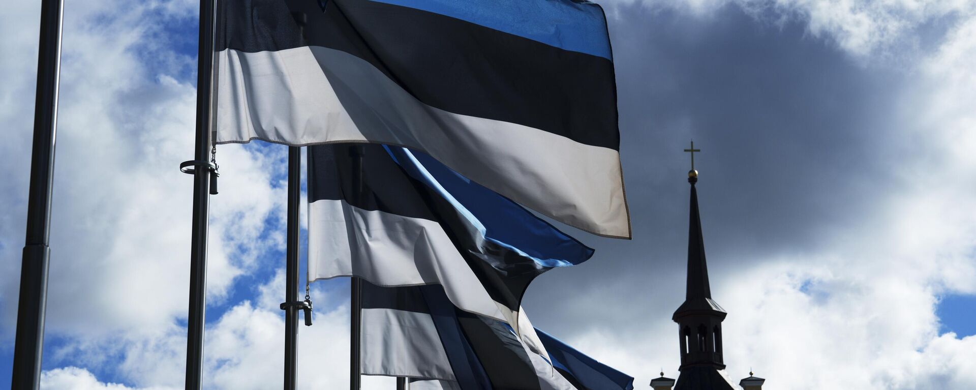 Bandeiras nacionais da Estônia tremulam ao vento na Praça da Liberdade com a Igreja de São João, bem ao fundo, em Tallinn. Estônia, 1º de setembro de 2022 - Sputnik Brasil, 1920, 15.05.2024