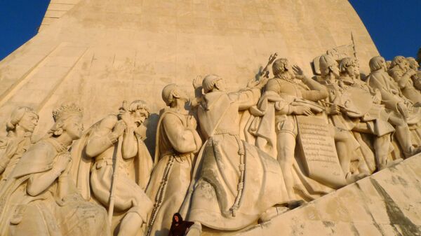 Uma jovem posa para uma foto no Padrão dos Descobrimentos, um monumento de 1960 às descobertas portuguesas no rio Tejo em Lisboa (foto de arfquivo) - Sputnik Brasil