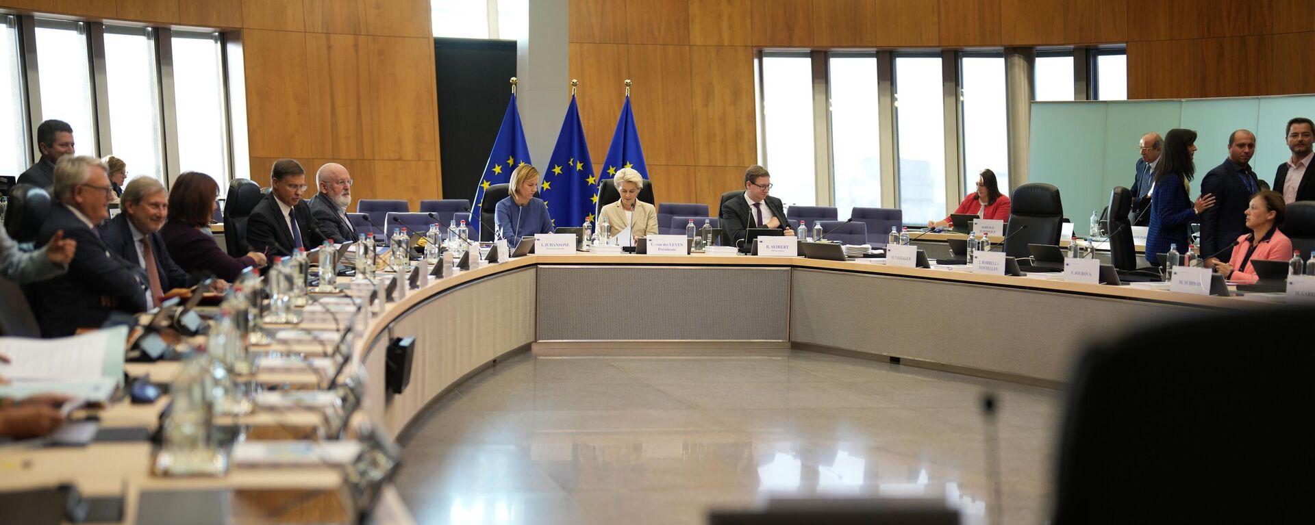 A presidente da Comissão Europeia, Ursula von der Leyen, ao centro, preside a reunião semanal do Colégio de Comissários na sede da UE em Bruxelas, 28 de setembro de 2022 - Sputnik Brasil, 1920, 03.03.2023