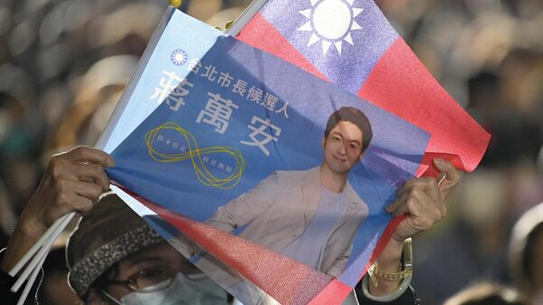 Um apoiador da principal oposição Kuomintang (KMT) e do candidato Chiang Wan-an (não na foto) participa de um comício de campanha eleitoral para prefeito em Taipé em 26 de novembro de 2022 - Sputnik Brasil