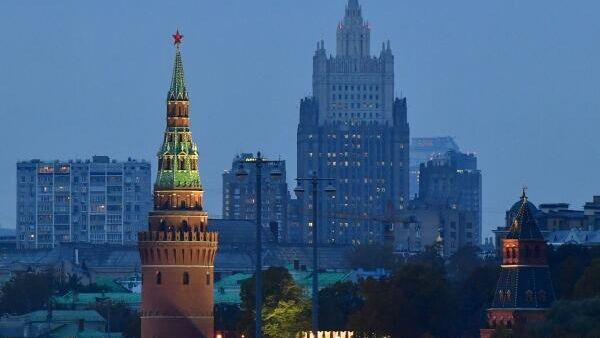 A sede do Ministério das Relações Exteriores da Rússia (em segundo plano) e as torres do Kremlin, em Moscou (foto de arquivo) - Sputnik Brasil