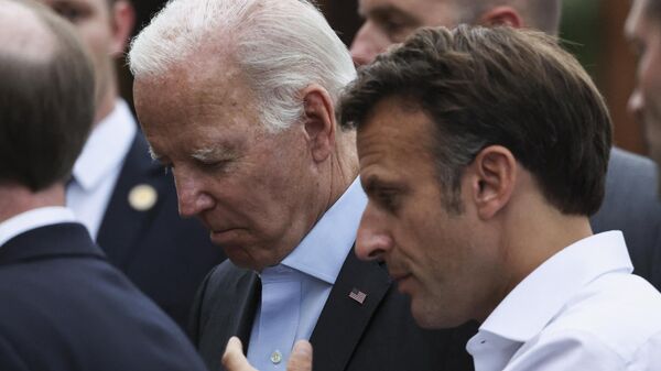 Presidente norte-americano, Joe Biden, e o seu homólogo francês, Emmanuel Macron, durante a cúpula do G7 no Palácio Elmau, no sul da Alemanha, em 27 de junho de 2022 - Sputnik Brasil