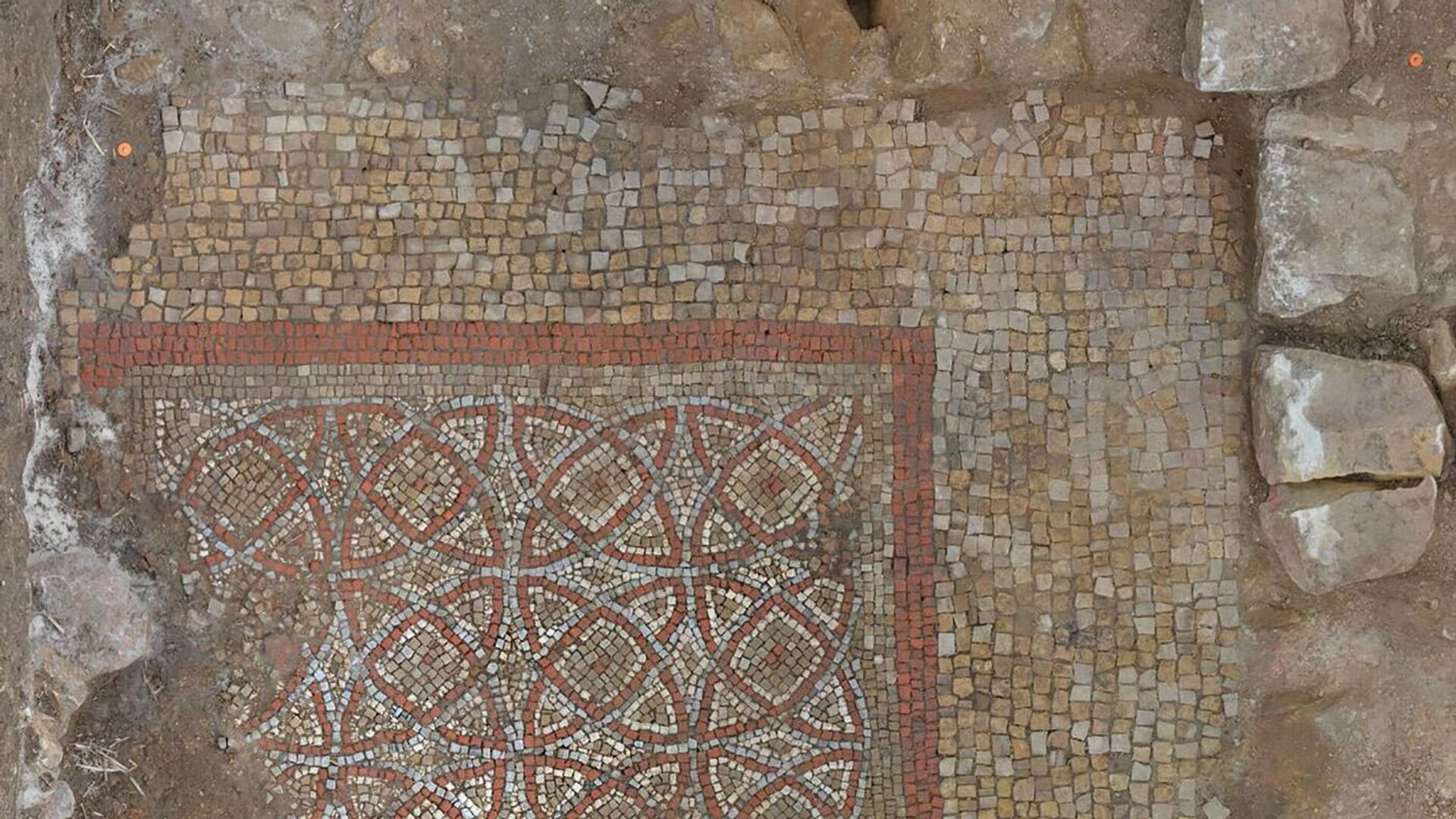 Uma equipe de arqueólogos da Universidade de Leicester, no Reino Unido, descobriu um raro mosaico que fazia parte de uma luxuosa residência romana, a aproximadamente 120 quilômetros de Londres Uma equipe de arqueólogos da Universidade de Leicester, no Reino Unido, descobriu um raro mosaico que fazia parte de uma luxuosa residência romana, a aproximadamente 120 quilômetros de Londres - Sputnik Brasil, 1920, 03.06.2025