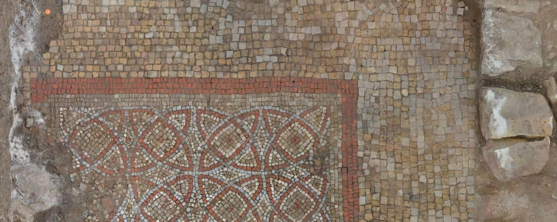 Uma equipe de arqueólogos da Universidade de Leicester, no Reino Unido, descobriu um raro mosaico que fazia parte de uma luxuosa residência romana, a aproximadamente 120 quilômetros de Londres Uma equipe de arqueólogos da Universidade de Leicester, no Reino Unido, descobriu um raro mosaico que fazia parte de uma luxuosa residência romana, a aproximadamente 120 quilômetros de Londres - Sputnik Brasil, 1920, 12.06.2026