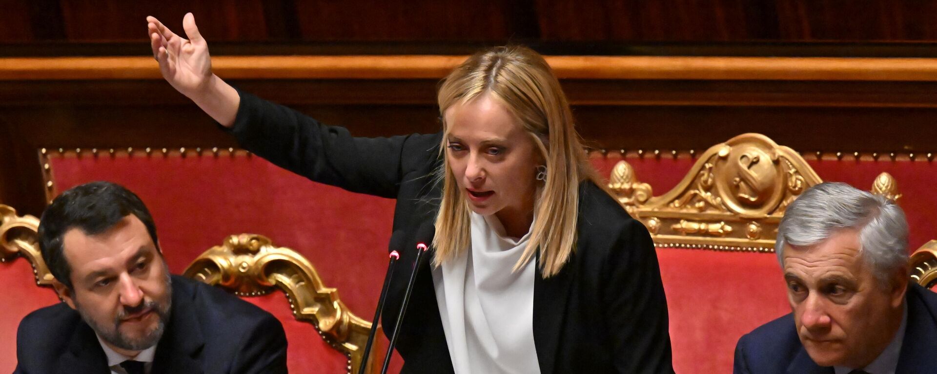 Giorgia Meloni, primeira-ministra italiana (no centro), fala ao Senado do país ao lado de Matteo Salvini, vice-premiê e ministro de Infraestrutura (à esquerda), e Antonio Tajani, vice-premiê e ministro das Relações Exteriores (à direita), no Palácio Madama em Roma, Itália, 26 de outubro de 2022 - Sputnik Brasil, 1920, 30.11.2022