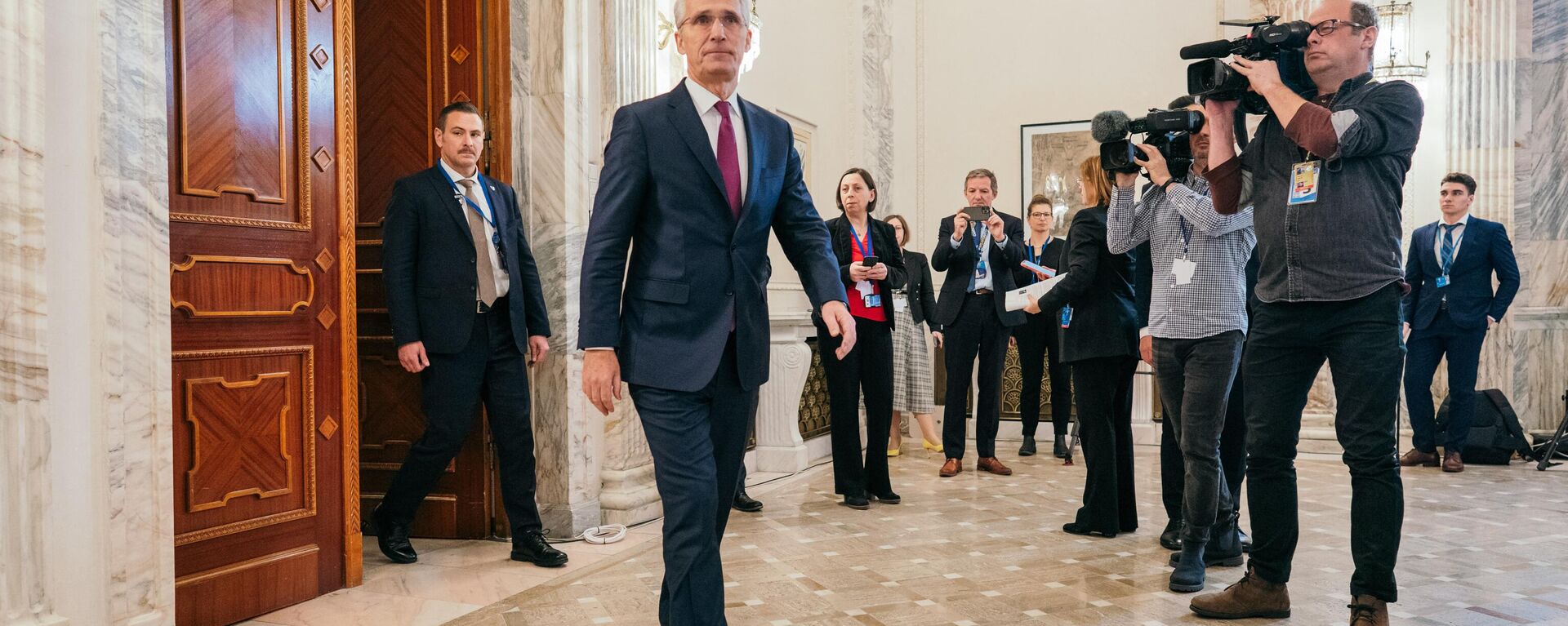 O Secretário-Geral da OTAN, Jens Stoltenberg, chega para uma conferência de imprensa durante uma reunião dos Ministros dos Negócios Estrangeiros da OTAN, Palácio do Parlamento da Romênia em Bucareste, em 30 de novembro de 2022 - Sputnik Brasil, 1920, 30.11.2022