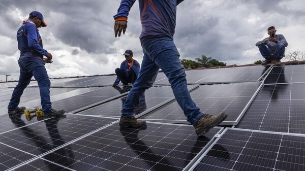 Operários instalam painéis solares fotovoltaicos no telhado de motel em Boa Vista (RR), em 28 de setembro de 2022 - Sputnik Brasil