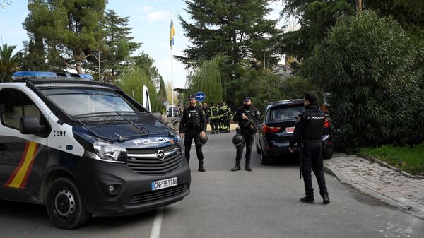Polícia espanhola protege a área da embaixada da Ucrânia, em Madri, após a explosão de uma carta-bomba, 30 de novembro de 2022 - Sputnik Brasil