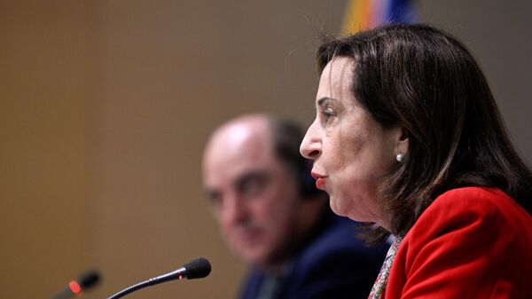 A ministra da Defesa da Espanha, Margarita Robles (D), e o secretário de Defesa da Grã-Bretanha, Ben Wallace, discursam em uma coletiva de imprensa após seu encontro em Madri, 25 de maio de 2022 - Sputnik Brasil