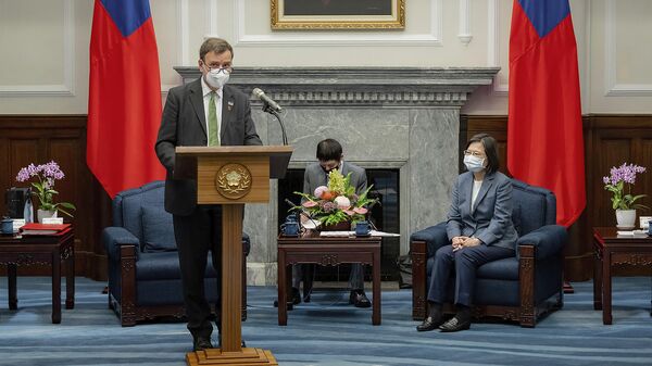 Nesta foto divulgada pelo Gabinete Presidencial de Taiwan, o presidente de Taiwan, Tsai Ing-wen,  ouve o ministro do Comércio britânico, Greg Hands, falar no Gabinete Presidencial em Taipei, Taiwan, 9 de novembro de 2022 - Sputnik Brasil