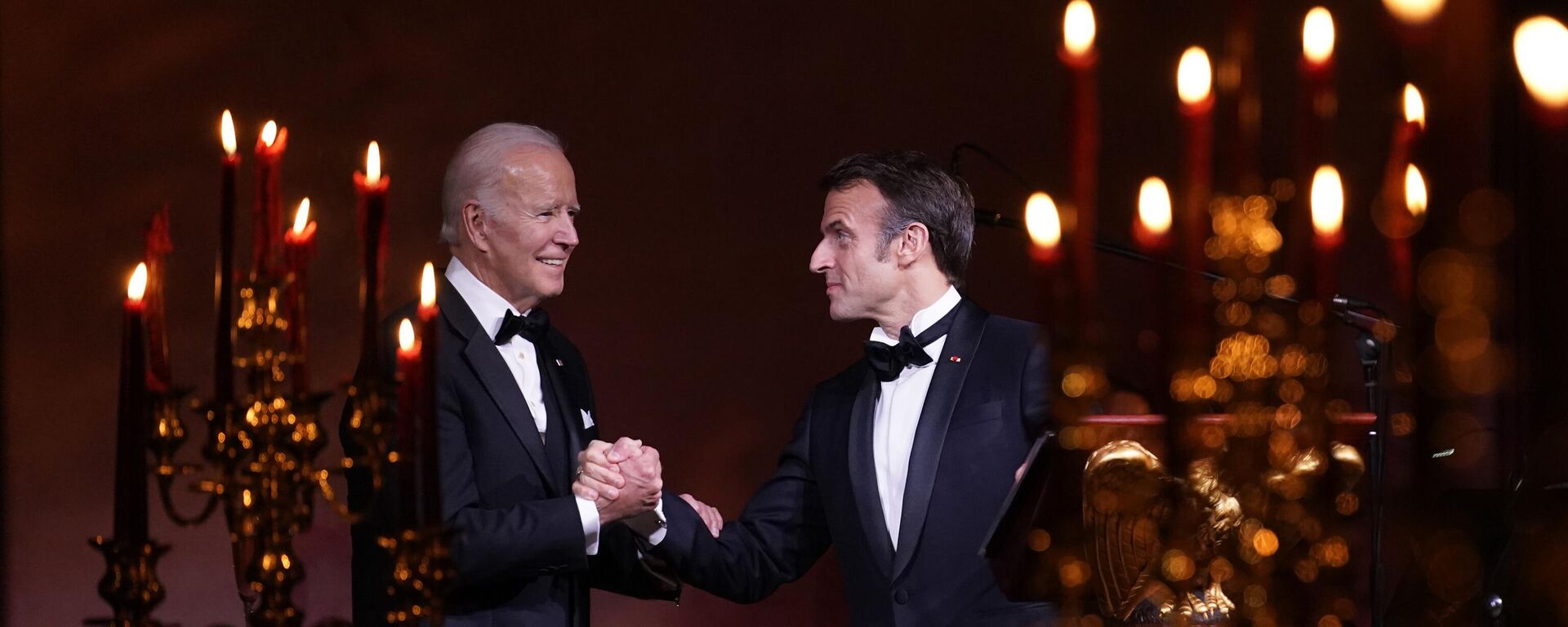 Joe Biden (à esquerda) e Emmanuel Macron (à direita), presidentes dos EUA e da França, respectivamente, apertam as mãos antes de um brinde na Casa Branca, Washington, EUA, 1º de dezembro de 2022 - Sputnik Brasil, 1920, 02.12.2022